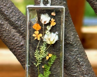 Pressed flower resin pendant. Perfect gift for her or treat yourself.