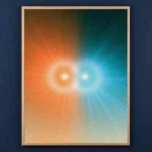 Puede incluir: Una impresión de arte mural rectangular enmarcada con un fondo degradado granulado dividido verticalmente entre naranja cálido y azul frío. Dos fuentes de luz circulares y brillantes están centradas, irradiando rayos suaves.