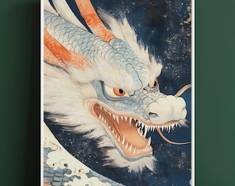 Op de afbeelding: Een ingelijste muurkunstprint met een gedetailleerde illustratie van een drakenkop met lichtblauwe schubben, witte vachtachtige manen en oranje accenten. De draak heeft een open bek met scherpe tanden en oranje ogen op een donkerblauwe achtergrond.