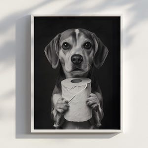 Può includere: Una fotografia in bianco e nero di un beagle che tiene un rotolo di carta igienica. Il cane guarda direttamente la fotocamera con un'espressione seria.