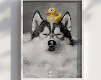 Puede incluir: Una foto en blanco y negro de un perro husky con un pato de goma amarillo en la cabeza. El perro está en una bañera llena de burbujas y tiene los ojos cerrados.