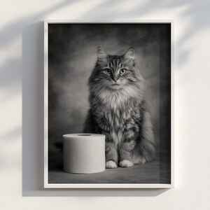 Sofistikerat kattfoto, roligt svartvitt djurporträtt | Fånig toalettpappersaffisch | Digital nedladdning
