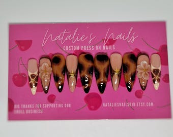 Uñas postizas con diseño de tortuga y flores 3D: Gel-X Nails con aerógrafo