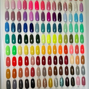 Puede incluir: Una carta de colores con 140 peque&ntilde;as muestras de esmalte de u&ntilde;as, cada una etiquetada con un n&uacute;mero. Los colores van de claro a oscuro, e incluyen tonos de rosa, rojo, azul, verde, amarillo, naranja, marr&oacute;n, gris y negro.