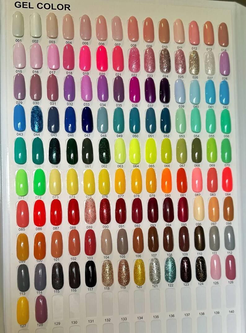 Puede incluir: Una carta de colores con 140 peque&ntilde;as muestras de esmalte de u&ntilde;as, cada una etiquetada con un n&uacute;mero. Los colores van de claro a oscuro, e incluyen tonos de rosa, rojo, azul, verde, amarillo, naranja, marr&oacute;n, gris y negro.