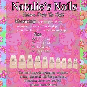Puede incluir: Un gr&aacute;fico rosa y verde con un tema de Hello Kitty. El gr&aacute;fico incluye el texto "Natalie's Nails" y "Custom Press On Nails". El gr&aacute;fico tambi&eacute;n incluye una tabla de tallas para u&ntilde;as postizas con medidas en mil&iacute;metros. El texto "Para evitar cualquier problema de tama&ntilde;o, tenemos kits de tama&ntilde;o disponibles para comprar. Si se necesitan tama&ntilde;os personalizados, &iexcl;por favor h&aacute;znoslo saber!" tambi&eacute;n est&aacute; incluido.