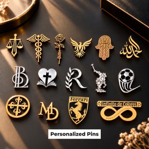 Peut inclure: Une collection de quinze épinglettes en métal aux tons or et argent, présentant divers motifs dont une balance de justice, un caducée, une rose, un phénix, une hamsa, une calligraphie arabe, les lettres B et R, une croix dans un cœur, un joueur de polo.
