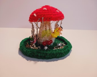 Plato de joyería con forma de hongo tejido a crochet