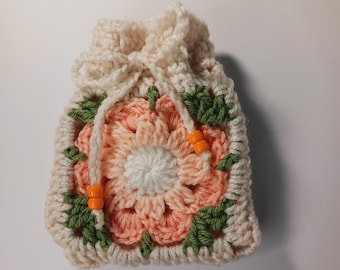 Bolsa con cordón de flores tejidas a crochet