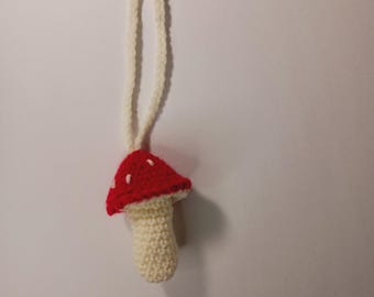Porta bálsamo labial con forma de hongo tejido a crochet