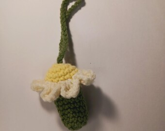 Porta bálsamo labial con margaritas tejidas a crochet