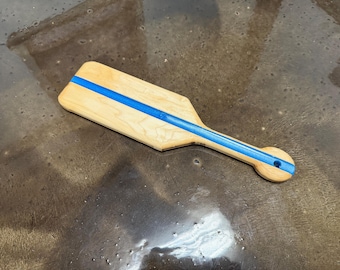 Pagaie artisanale en bois d'érable avec incrustation de résine bleu hombre