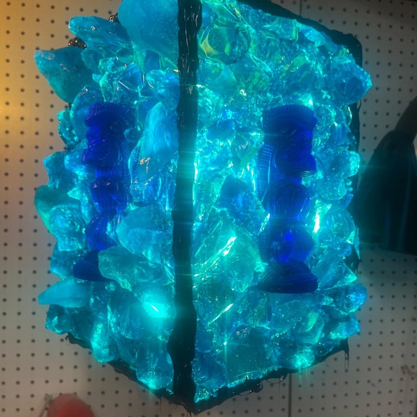 Lampe en forme de morceau rectangulaire en forme de bonbon. Lampe en forme de bonbon de style Mid-Century. Tikis bleus avec des morceaux turquoise. Prêt à être expédié.