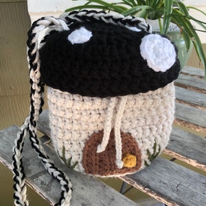 Sac à cordon noir champignon Sac à bandoulière Fairy House au crochet Porte-monnaie Cottagecore image 1