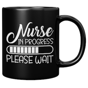 Könnte beinhalten: Schwarze Keramik-Tasse mit weißer Grafik, die "Nurse IN PROGRESS PLEASE WAIT" lautet. Das Design beinhaltet einen Fortschrittsbalken. Die Tasse hat einen großen, gebogenen Henkel.