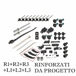 Puede incluir: Un conjunto de piezas de automóvil de plástico negro, que incluyen clips, sujetadores y tornillos. Las piezas están dispuestas sobre un fondo blanco. El texto "R1+R2+R3 +L1+L2+L3 RINFORZATI DA PROGETTO" es visible en la imagen.