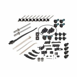 Op de afbeelding: Een set zwarte kunststof autodeurclips, schroeven en andere hardware voor autoreparatie.