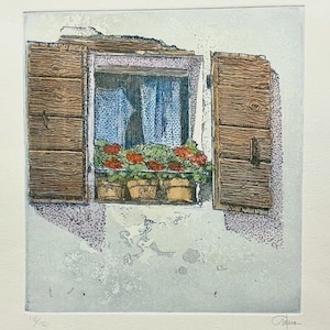 Puede incluir: Un grabado de una ventana con contraventanas de madera abiertas. La ventana revela cortinas azules y varias macetas con geranios rojos. La obra de arte está enmarcada y montada sobre un fondo blanco. La impresión está numerada 116/100 y firmada.
