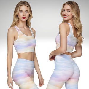 Puede incluir: Conjunto deportivo a juego con top corto y leggings. El conjunto presenta un patrón pastel en forma de nube en tonos amarillos, rosas y azules. El top corto tiene cuello redondo y tirantes finos. Los leggings son de cintura alta.