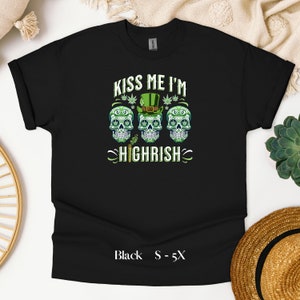 Küss mich, ich bin Highrish - St Patrick's Day Shirt, Lustiges Marihuana T-Shirt, Weed Stoner Shirt, 420 Tee, Wake and Bake, Party, Sugar Skull, High