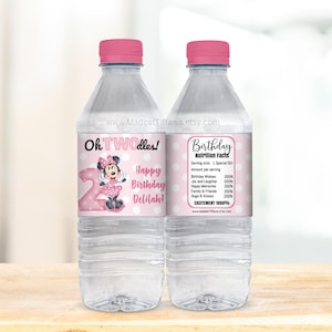 K&ouml;nnte beinhalten: Zwei rosa Wasserflaschen mit personalisierten Etiketten. Ein Etikett zeigt einen rosa-wei&szlig;en Polka-Dot-Hintergrund mit einer Zeichentrick-Minnie Maus und dem Text "Oh TWOdles! Happy Birthday Delilah!" Das andere Etikett zeigt einen rosa-wei&szlig;en Polka-Dot-Hintergrund mit dem Text "Birthday Nutrition Facts" und einer Liste von Geburtstags-Themen wie "Birthday Wishes" und "Hugs & Kisses".