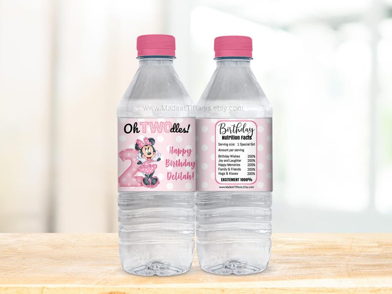K&ouml;nnte beinhalten: Zwei rosa Wasserflaschen mit personalisierten Etiketten. Ein Etikett zeigt einen rosa-wei&szlig;en Polka-Dot-Hintergrund mit einer Zeichentrick-Minnie Maus und dem Text "Oh TWOdles! Happy Birthday Delilah!" Das andere Etikett zeigt einen rosa-wei&szlig;en Polka-Dot-Hintergrund mit dem Text "Birthday Nutrition Facts" und einer Liste von Geburtstags-Themen wie "Birthday Wishes" und "Hugs & Kisses".