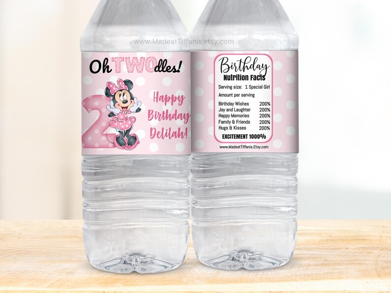 K&ouml;nnte beinhalten: Zwei rosa und wei&szlig;e Wasserflaschenetiketten mit einem Cartoon-Bild von Minnie Mouse. Das Etikett auf der linken Seite lautet "Oh TWOdles!" und "Happy Birthday Delilah!" Das Etikett auf der rechten Seite lautet "Geburtstags-N&auml;hrwertangaben" und listet verschiedene Geburtstagsw&uuml;nsche und Aufregung mit 1000% auf.