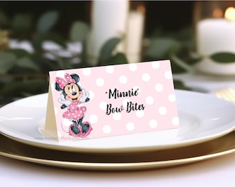 Peut inclure: Carte de table à pois rose et blanc sur le thème de Minnie Mouse avec une image de dessin animé de Minnie Mouse portant une robe rose et un nœud rouge. Le texte sur la carte indique "Minnie Bow Bites".