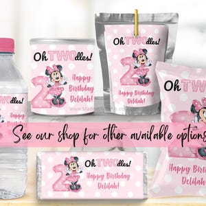 K&ouml;nnte beinhalten: Rosa und wei&szlig;e Party-Etiketten mit einer Zeichentrick-Minnie Maus mit dem Text "Oh TWOdles!" und "Happy Birthday Delilah!"