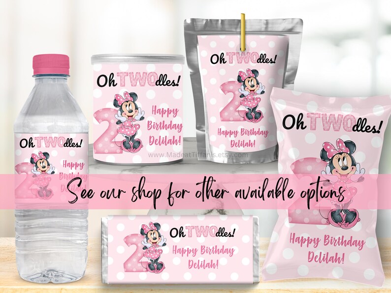 K&ouml;nnte beinhalten: Rosa und wei&szlig;e Party-Etiketten mit einer Zeichentrick-Minnie Maus mit dem Text "Oh TWOdles!" und "Happy Birthday Delilah!"