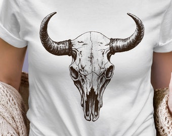 Puede incluir: Camiseta blanca con una ilustración en blanco y negro de un cráneo de toro.