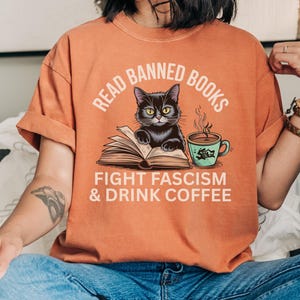 T-shirt Black Cat Reading verboden boeken: feministisch protest-T-shirt