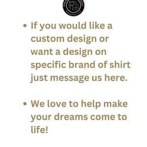Pu&ograve; includere: Sfondo bianco con testo e logo. Il testo recita: "Se desideri un design personalizzato o un design su un marchio specifico di camicia, inviaci un messaggio qui. Ci piace aiutare a realizzare i tuoi sogni!"
