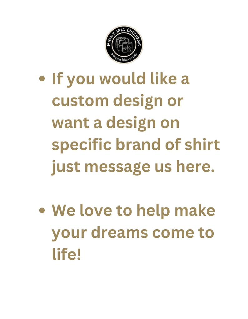 Pu&ograve; includere: Sfondo bianco con testo e logo. Il testo recita: "Se desideri un design personalizzato o un design su un marchio specifico di camicia, inviaci un messaggio qui. Ci piace aiutare a realizzare i tuoi sogni!"