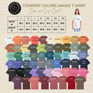 Pu&ograve; includere: Una tabella colori e taglie per t-shirt unisex Comfort Colors. La tabella mostra una variet&agrave; di colori, tra cui bianco, melone e blu navy, con taglie dalla S alla 4XL. Le misure di larghezza variano da 46,5 a 75,7 cm e le misure di lunghezza variano da 67,6 a 85,1 cm.