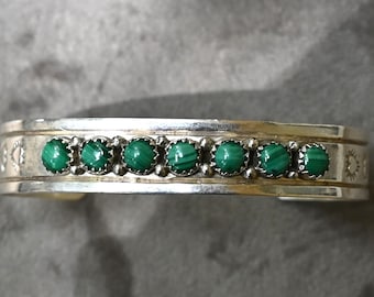 Nuovo bracciale Navajo di Elsie Yazzie in malachite e argento sterling, 14,2 grammi (modello più leggero), misura 6,75" (con apertura), 7 pietre preziose.