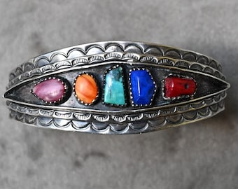 Bracciale Navajo vintage di Jay Boyd in argento sterling e pietre preziose multiple, misura 6,75 pollici (circa 17 cm) con apertura, peso 40 grammi, 5 pietre preziose