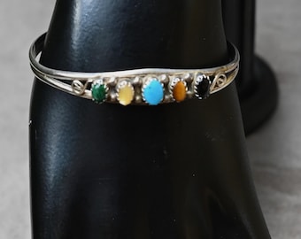 Bracciale Navajo vintage in argento sterling e pietre preziose multiple, misura 6 3/4 pollici (circa 17 cm) con apertura, peso 12,4 grammi, 5 pietre preziose