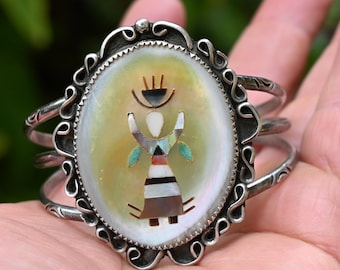 Bracciale rigido multi-pietra in argento sterling e senza saldature con figura di Ga'an Dancer della tribù Tewa Pueblo di Feline Naranjo, 37 grammi, vestibilità da 6 1/2 a 6 3/4 pollici con spazio