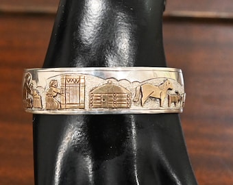 Bracciale Navajo unico in oro 12 carati e argento sterling di Jacob Kahe "Southwestern Prairie", misura 7 pollici con spazio, dettagli in rilievo di grande effetto, 29 grammi.