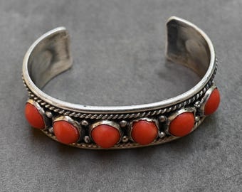 Vintage Navajo gemarkeerd met "HY" (Harold Yazzie)-Navajo zilversmid rood koraal (stekelige oester) en sterlingzilveren manchet: 6 3/4" pasvorm met opening 47 gram