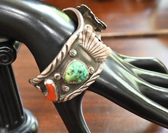 Bracciale per orologio Navajo J. Bahe in argento sterling, corallo e turchese Morenci, misura 7 1/8 (indossabile con spazio libero), peso 70 grammi.