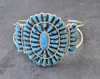 Splendido bracciale Navajo autentico di D Benally in argento sterling e turchese Sleeping Beauty, 30 grammi, 17 cm indossabile, 60 gemme! Alto 5,4 cm