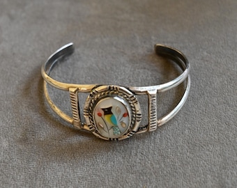 Bracciale rigido vintage con punzone "JT" Zuni Inlay Robbin: argento sterling, turchese, corallo, giaietto, madreperla, lunghezza 6 1/2 pollici con spazio
