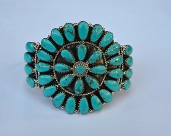 Highly Detailed Hand Cavred Vintage Native American Zuni Shell Turquoise Inlay Bracelet Highly Detailed Hand Cavred Vintage Native American Zuni Shell Turquoise Inlay Bracelet