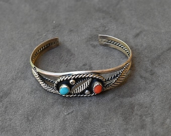 Bracciale rigido Harry Plummer Navajo/ in argento sterling, corallo rosso e turchese Sleeping Beauty, misura 6 5/8" con apertura, peso 21,4 grammi.