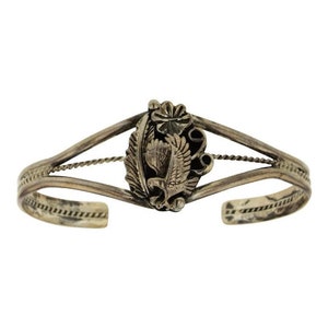 Brazalete con águila de plata esterlina firmado por Navajo vintage. Running Bear Shop. ¡Excelente detalle! ¡Impresionante! Circunferencia usable de 6 1/2 pulgadas