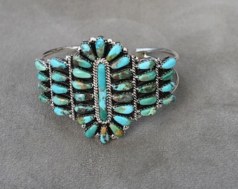 Nuovo bracciale Navajo autentico di Davin Benally in argento sterling e turchese Mojave, modello Petit Point, 30 grammi, misura da 6 1/2 a 7 pollici (con spazio tra i polsi), 41 cabochon.