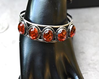Bracciale Navajo in ambra baltica radiante e argento sterling di James Mason, 22 grammi, indossabile da 6 1/2 a 7 pollici (con apertura). Bracciale Navajo unico.