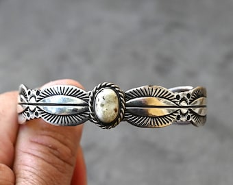 Navajo-manchet van "L Hildreth" witte buffelturquoise en sterlingzilveren manchet 29 gram! Pasvorm van 6 7/8 inch: geweldig ontwerp